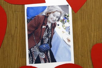 Herzen und ein Foto von Mireille Knoll an der Tür ihrer Wohnung: Wurde sie aus Judenhass ermordet?