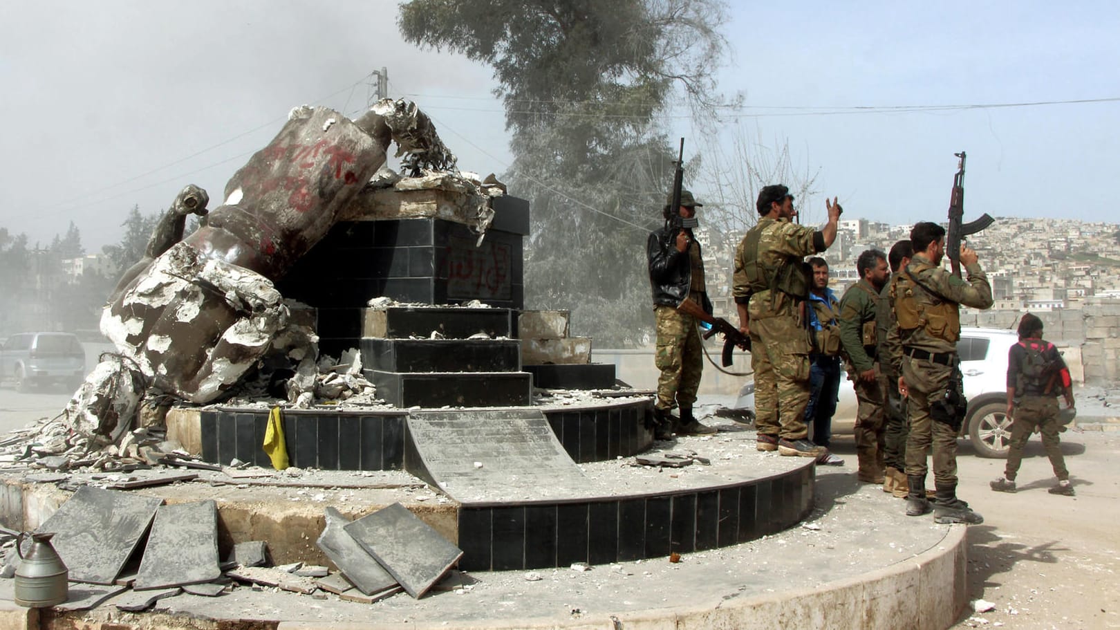 Soldaten der Freien Syrischen Armee feiern um eine Statue der kurdischen Kultur: Deutscher wegen Terrorverdachts an türkisch-syrischer Grenze gefasst.