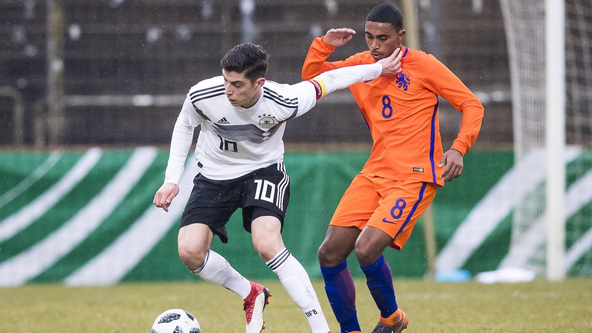 Ein starkes Spiel, doch ohne den erhofften Lohn: Kai Havertz (l.) und Deutschlands U19 verpassten die Qualifikation für die EM.