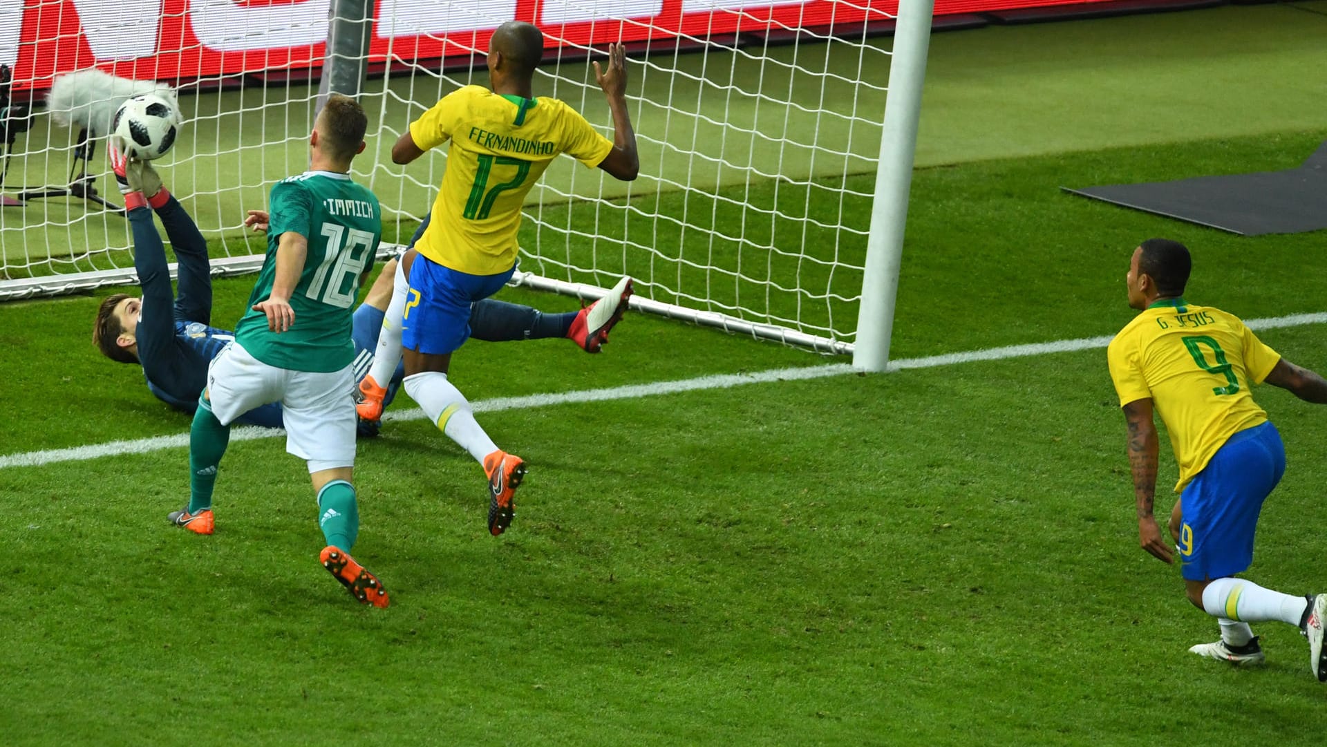 Kevin Trapp (l.) konnte den Kopfball von Gabriel Jesus nicht festhalten.