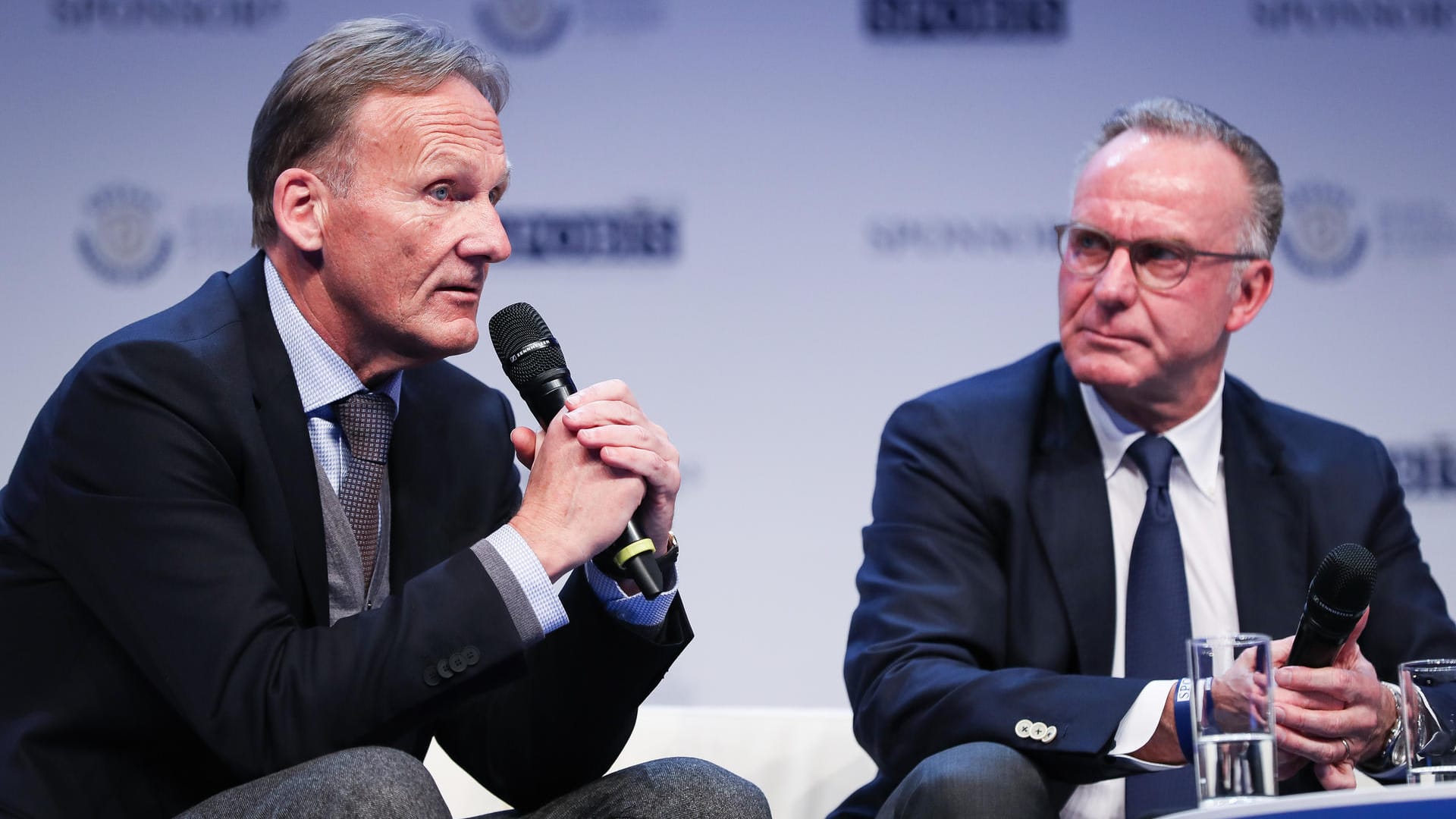 Uneinig: In Sachen 50+1-Regel haben Hans-Joachim Watzke (l.) und Karl-Heinz Rummenigge unterschiedliche Ansichten. Uneinig: In Sachen 50+1-Regel haben Hans-Joachim Watzke (l.) und Karl-Heinz Rummenigge unterschiedliche Ansichten.