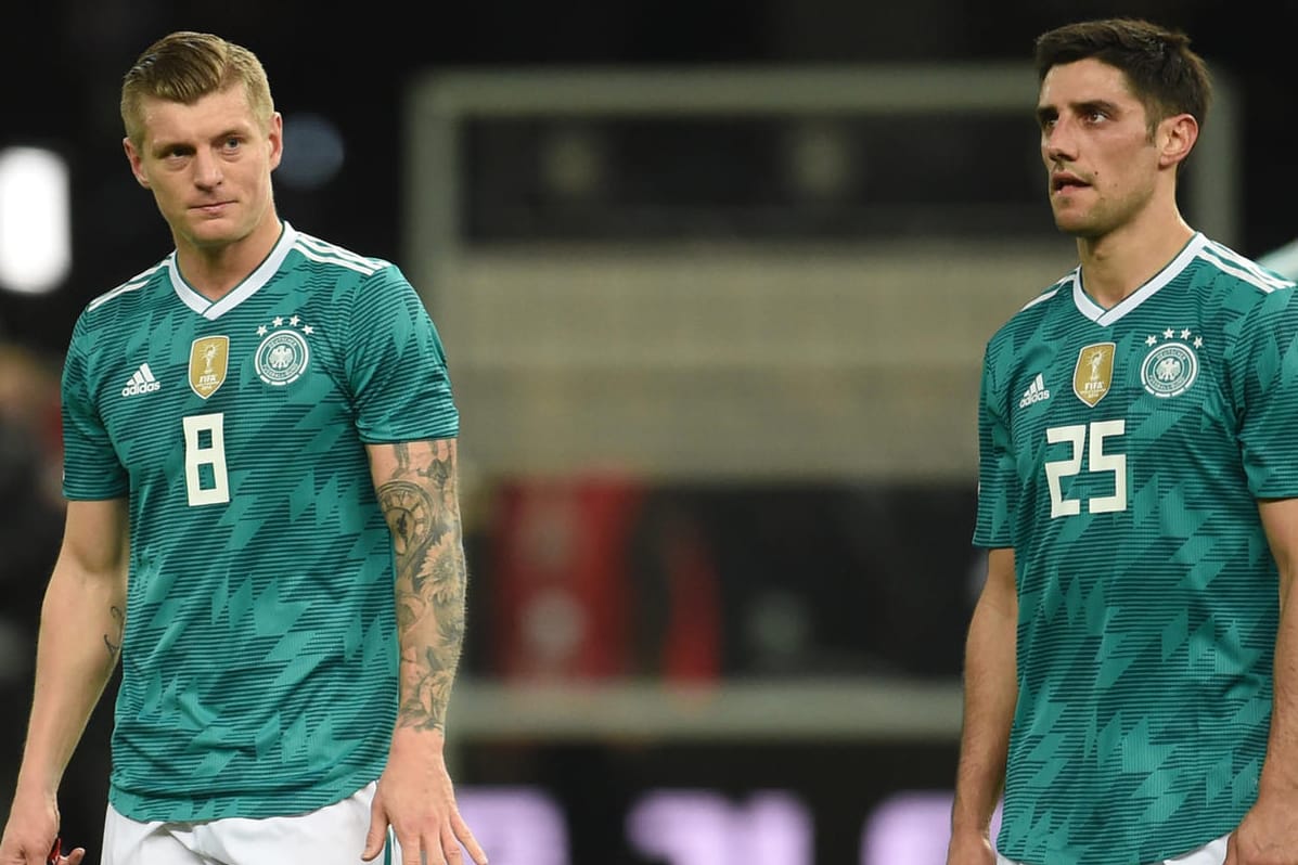 Toni Kroos (l.) und Lars Stindl: Die Enttäuschung steht ihnen ins Gesicht geschrieben.