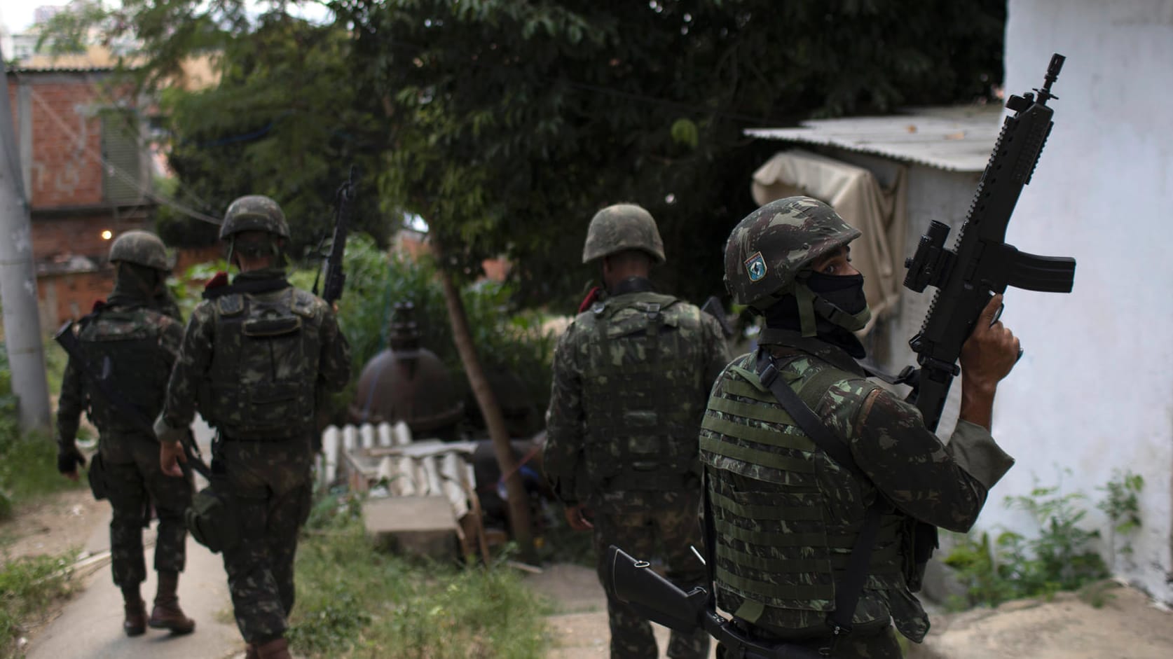 Soldaten in Rio de Janeiro: Mit einem Großeinsatz gingen Tausende Militärs gegen die Gewalt in den Armenvierteln vor. Soldaten in Rio de Janeiro: Mit einem Großeinsatz gingen Tausende Militärs gegen die Gewalt in den Armenvierteln vor.