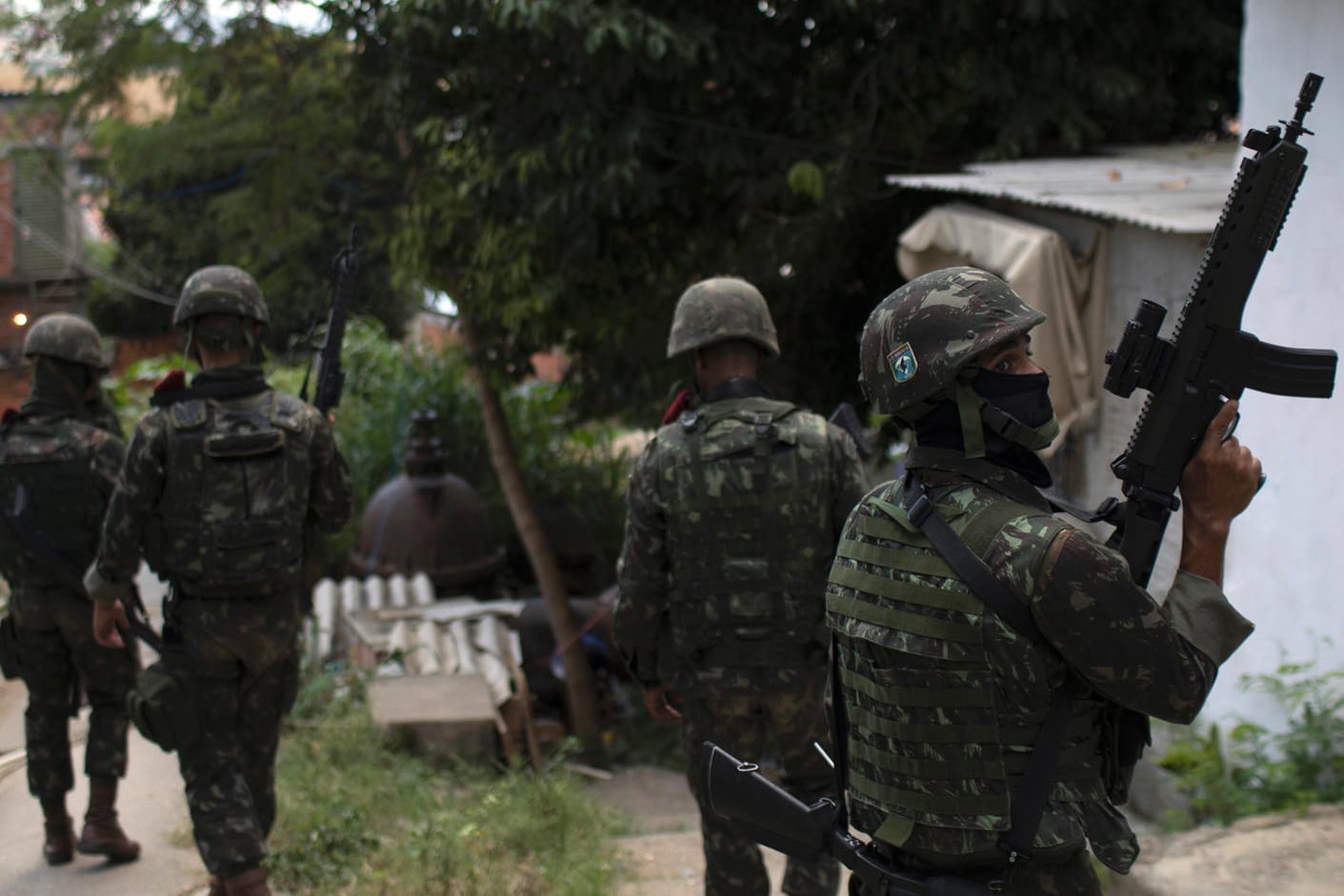 Soldaten in Rio de Janeiro: Mit einem Großeinsatz gingen Tausende Militärs gegen die Gewalt in den Armenvierteln vor.