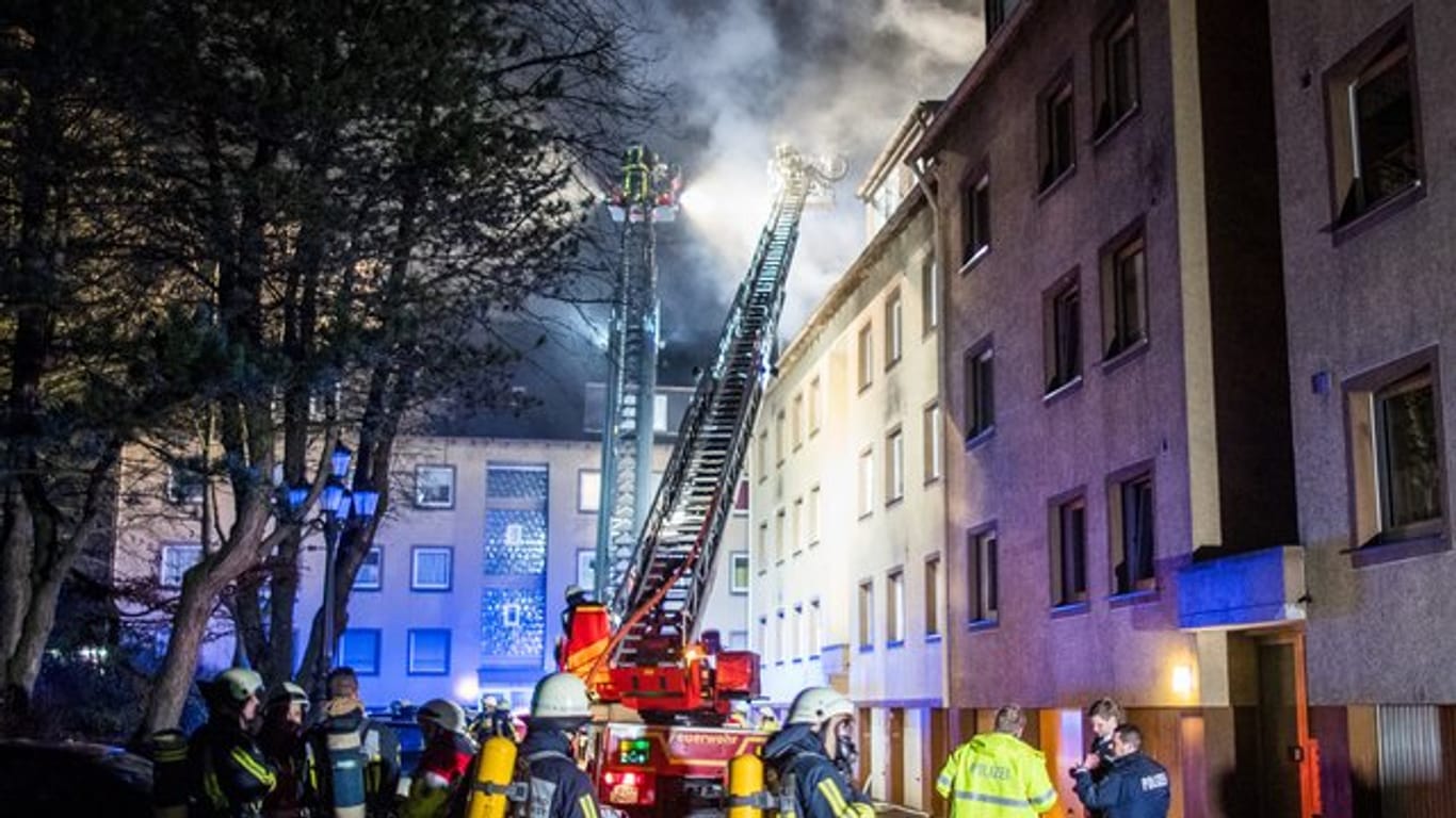 Feuerwehr im Einsatz bei dem Wohnhaus-Brand in Bochum.