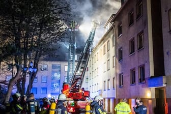 Feuerwehr im Einsatz bei dem Wohnhaus-Brand in Bochum.