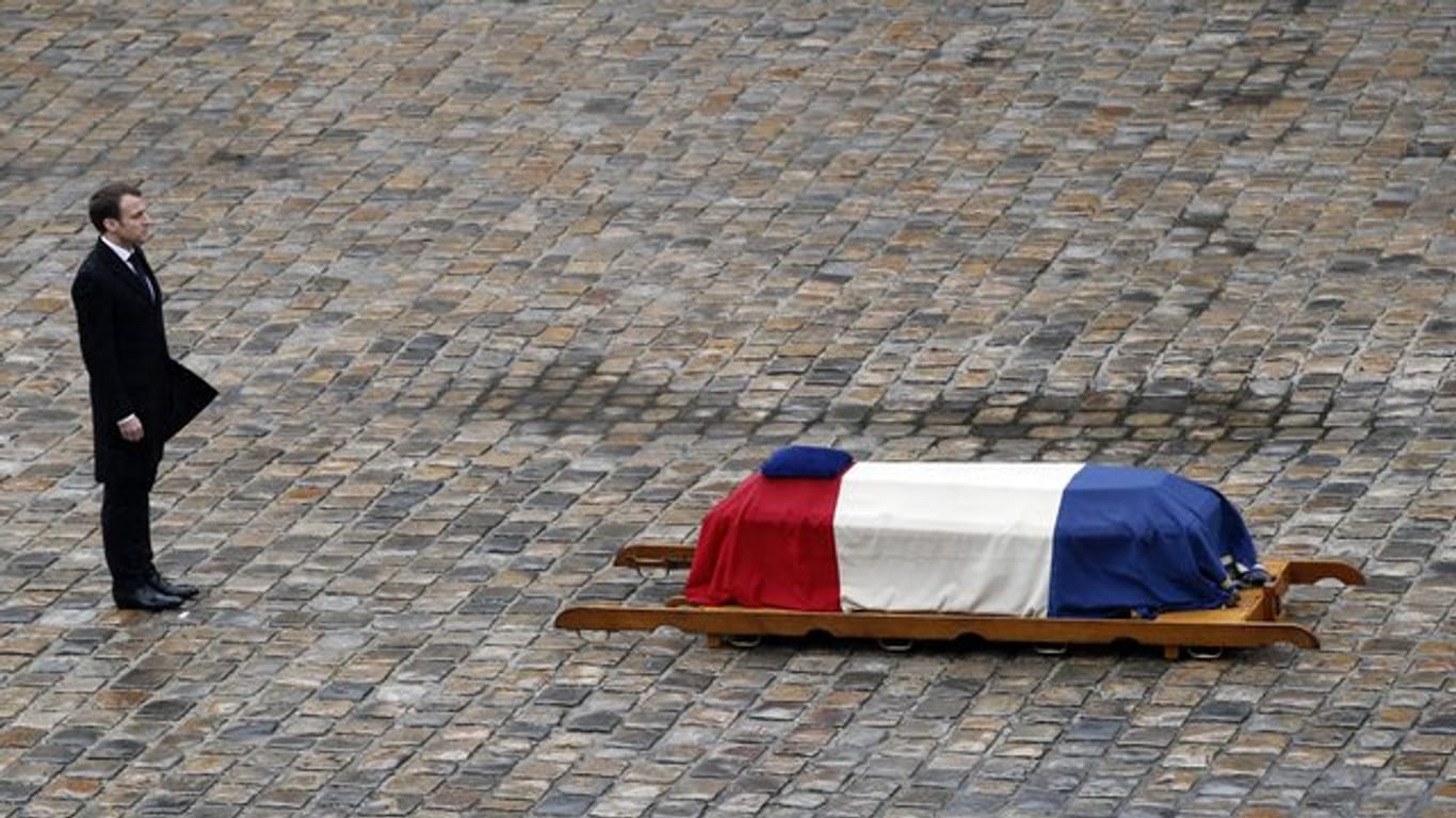 Frankreichs Präsident Emmanuel Macron erweist Arnaud Beltrame während einer Nationalen Gedenkfeier in Paris die letzte Ehre.