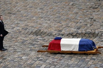 Frankreichs Präsident Emmanuel Macron erweist Arnaud Beltrame während einer Nationalen Gedenkfeier in Paris die letzte Ehre.