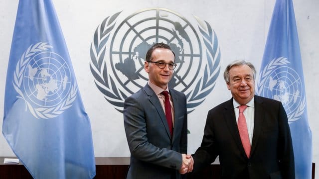UN-Generalsekretär Antonio Guterres (r) begrüßt Außenminister Heiko Maas in New York. UN-Generalsekretär Antonio Guterres (r) begrüßt Außenminister Heiko Maas in New York.