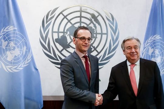 UN-Generalsekretär Antonio Guterres (r) begrüßt Außenminister Heiko Maas in New York.