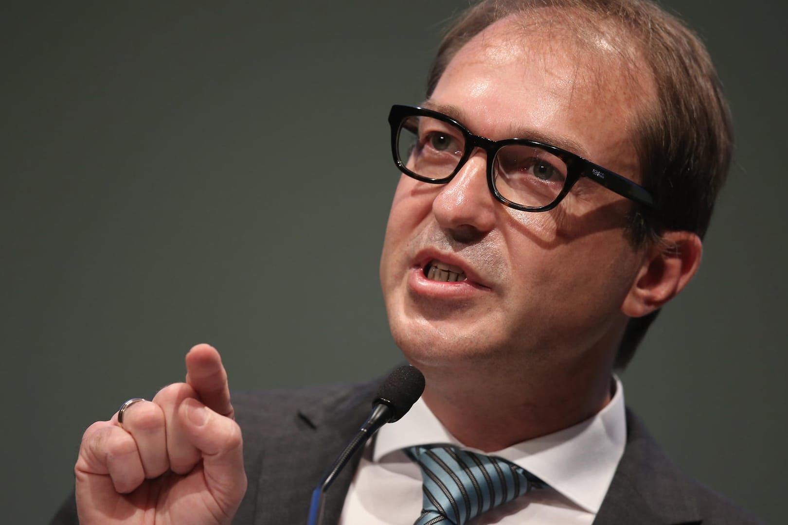 Der Vorsitzende der CSU-Landesgruppe im Deutschen Bundestag, Alexander Dobrindt: Dobrindt fordert "Null-Toleranz-Strategie gegen den Schulhof-Islamismus."