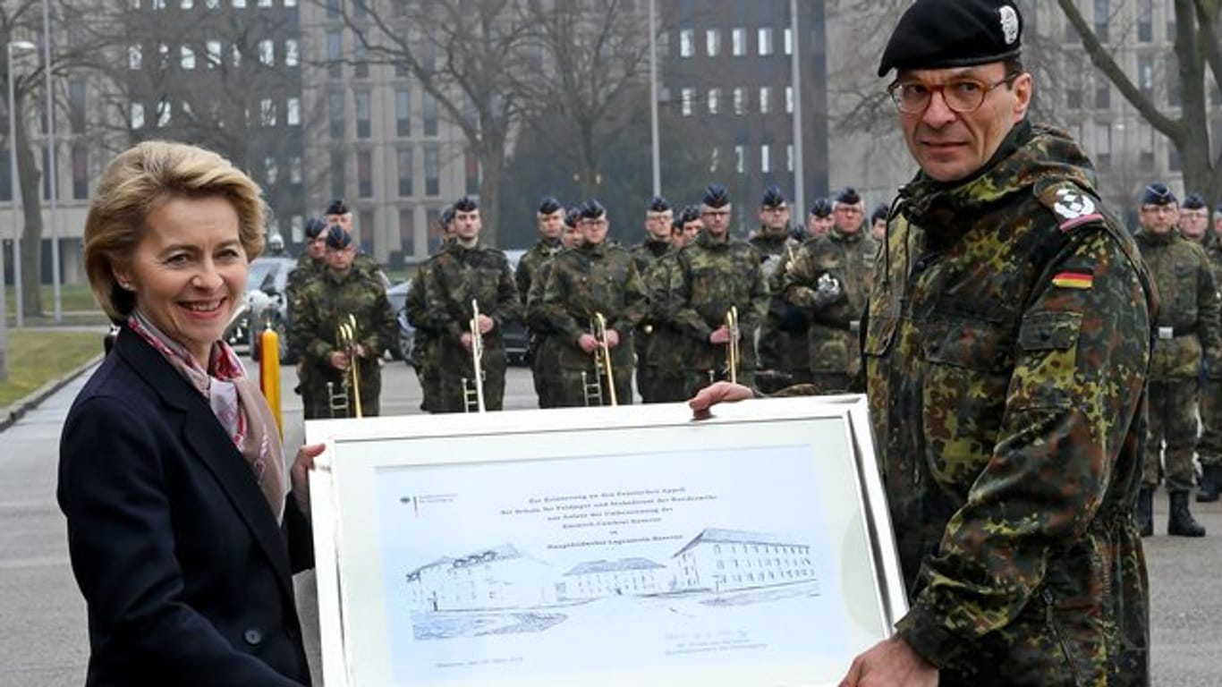 Zusammen mit Oberst Dirk Waldau, Kommandeur der Schule für Feldjäger und Stabsdienst der Bundeswehr, hält Verteidigungsministerin Ursula von der Leyen eine Urkunde zur Umbenennung der Emmich-Cambrai-Kaserne in der Händen.