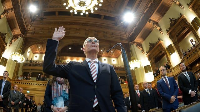 Peter Tschentscher, Hamburgs neuer Erster Bürgermeister, wird während der Sitzung der Hamburgischen Bürgerschaft im Rathaus vereidigt. Peter Tschentscher, Hamburgs neuer Erster Bürgermeister, wird während der Sitzung der Hamburgischen Bürgerschaft im Rathaus vereidigt.