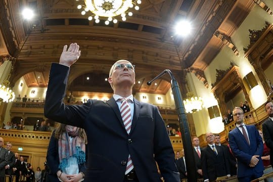 Peter Tschentscher, Hamburgs neuer Erster Bürgermeister, wird während der Sitzung der Hamburgischen Bürgerschaft im Rathaus vereidigt.