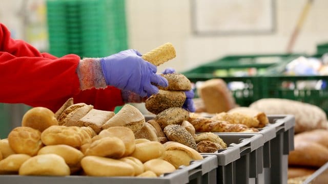 Lebensmittel werden in der Ausgabestelle der Essener Tafel einsortiert. Lebensmittel werden in der Ausgabestelle der Essener Tafel einsortiert.