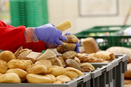 Lebensmittel werden in der Ausgabestelle der Essener Tafel einsortiert.