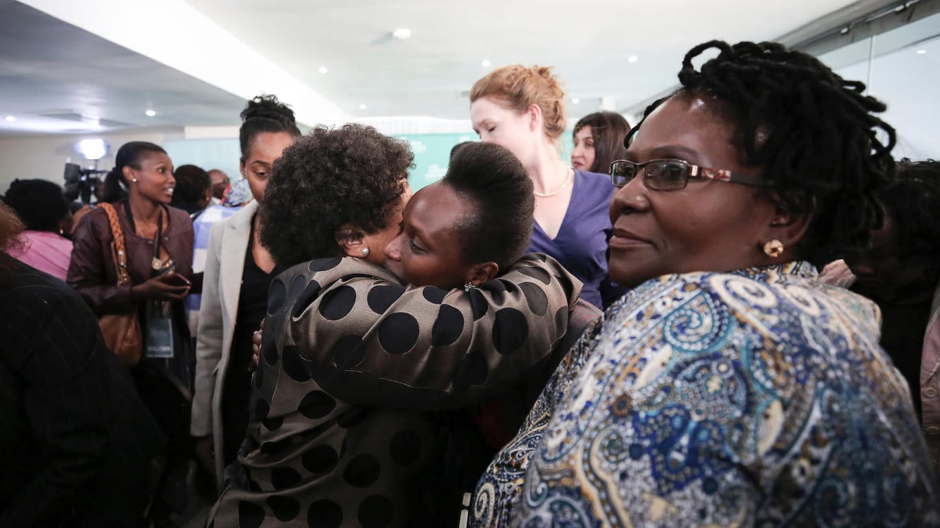 Angehörige der 144 gestorbenen Psychatrie-Patienten umarmen einander am Ende der Ermittlungen: Tod von 144 Psychiatrie-Patienten schockiert Südafrikaner.
