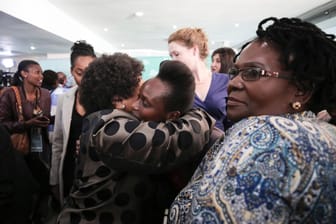 Angehörige der 144 gestorbenen Psychatrie-Patienten umarmen einander am Ende der Ermittlungen: Tod von 144 Psychiatrie-Patienten schockiert Südafrikaner.