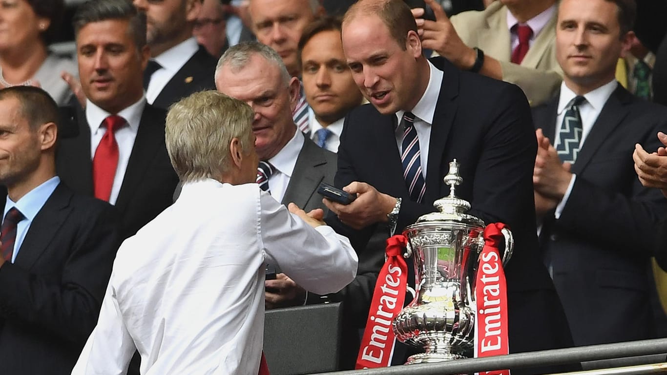 Prinz William bei der Medaillenübergabe an "Arsenal London"-Manager Wenger: In diesem Jahr muss jemand anderes diese Aufgabe übernehmen.