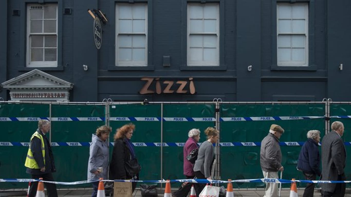 Menschen gehen an dem Restaurant "Zizzi", das nach dem Giftanschlag geschlossen wurde, vorbei.