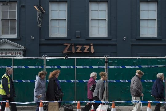 Menschen gehen an dem Restaurant "Zizzi", das nach dem Giftanschlag geschlossen wurde, vorbei.