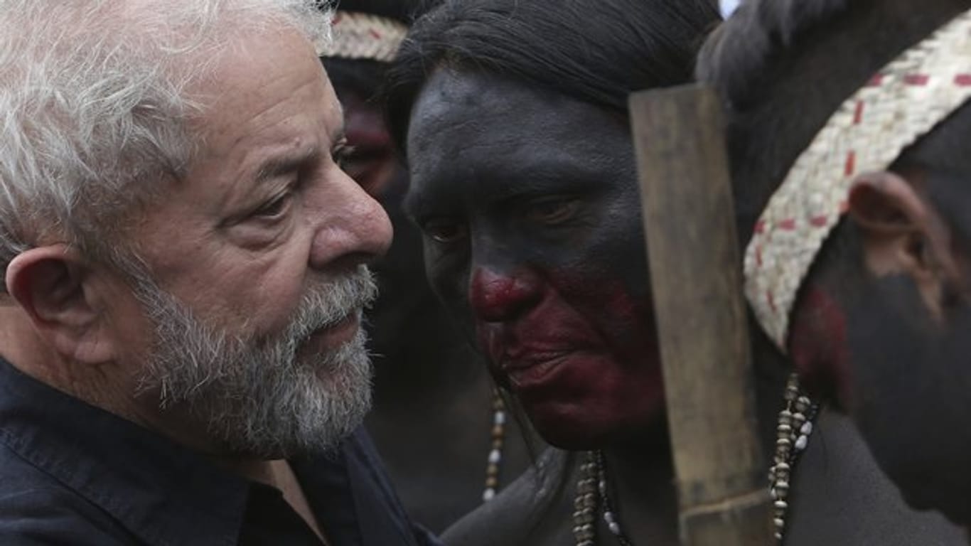Brasiliens ehemaliger Präsident, Luiz Inacio Lula da Silva, bei einem Treffen mit Ureinwohnern (Archivbild).