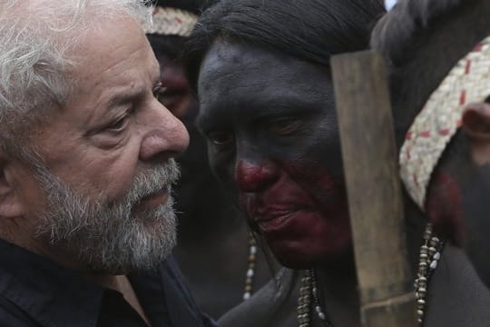 Brasiliens ehemaliger Präsident, Luiz Inacio Lula da Silva, bei einem Treffen mit Ureinwohnern (Archivbild).