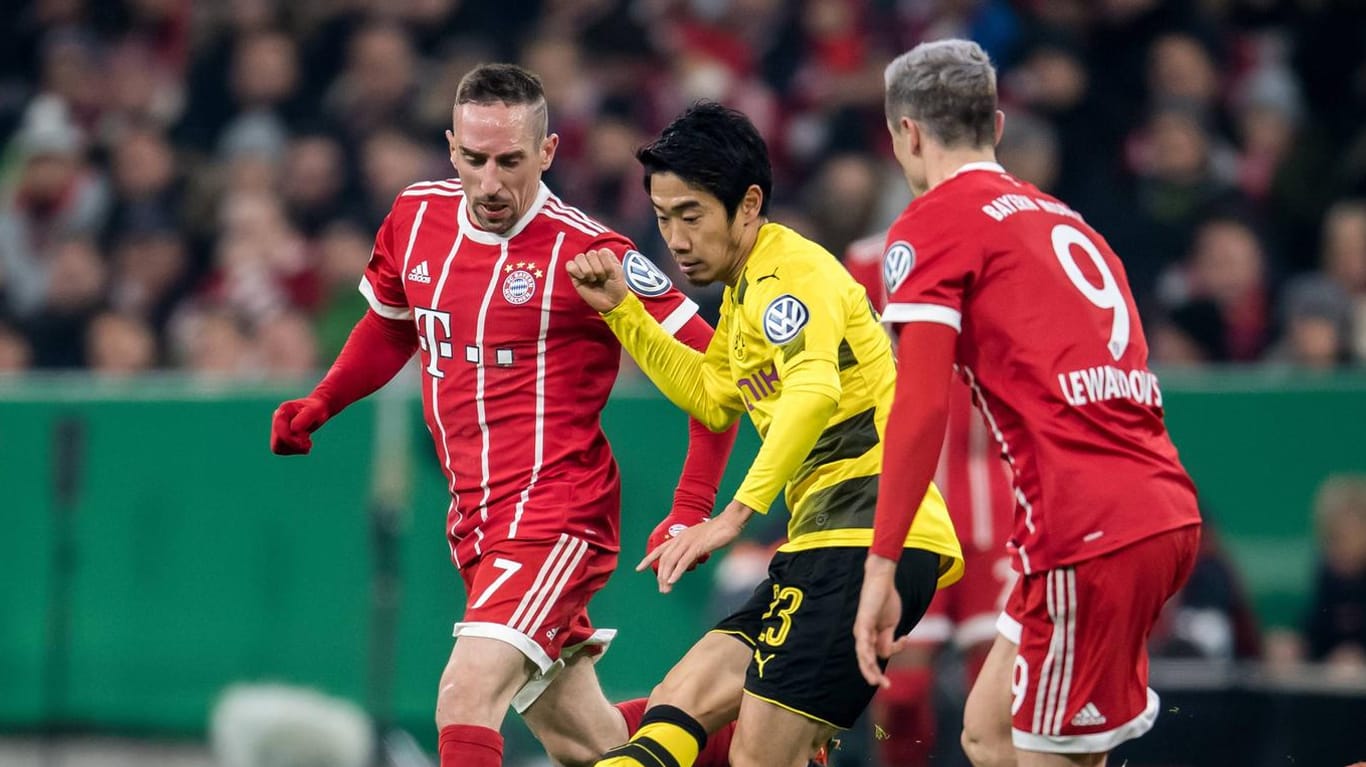 Dortmunder in der Bayern-Zange: Kagawa (m.) verteidigt den Ball gegen Ribery (l.) und Lewandowski.