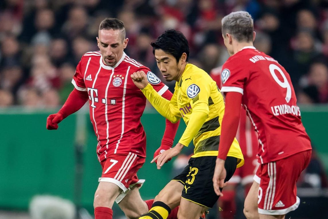 Dortmunder in der Bayern-Zange: Kagawa (m.) verteidigt den Ball gegen Ribery (l.) und Lewandowski.