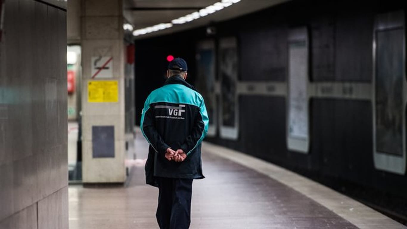 Ein VGF-Mitarbeiter geht über den leeren U-Bahnsteig im Frankfurter Hauptbahnhof.