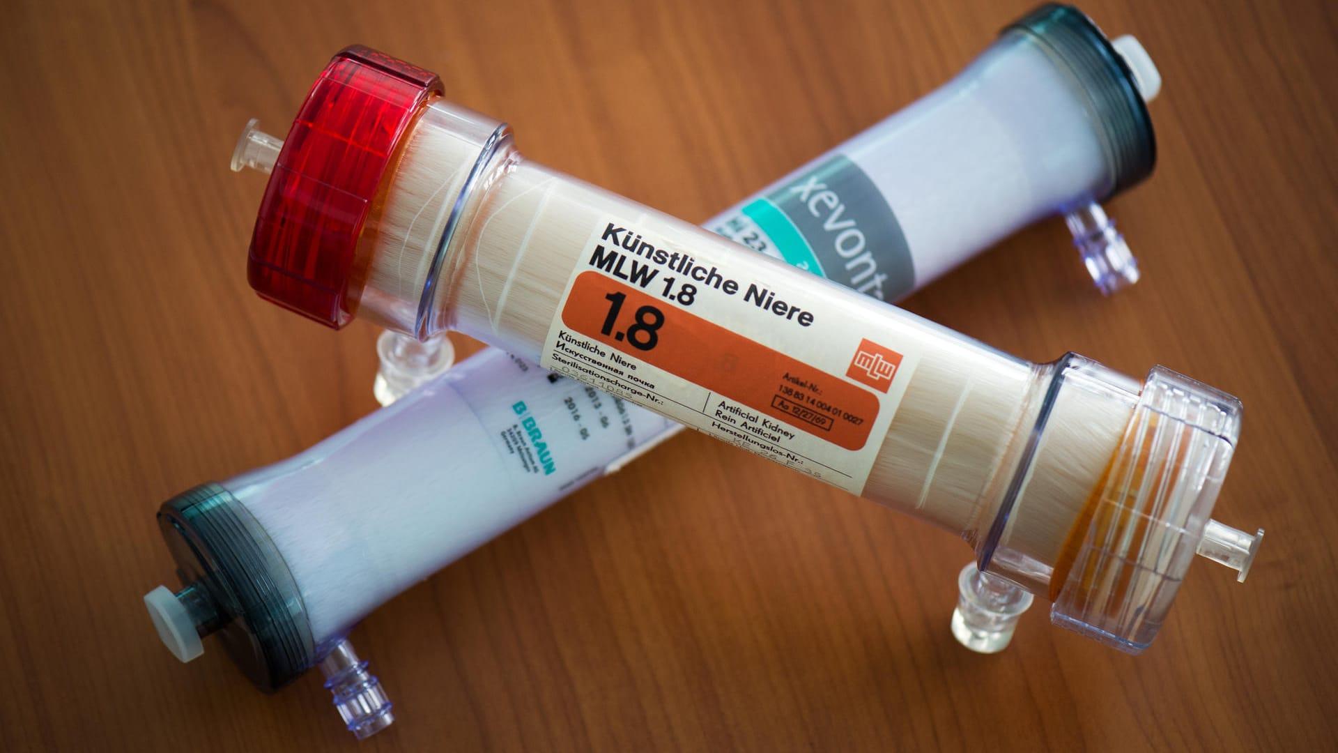 Dialysatoren aus dem Jahr 1985 (oben) und der neuesten Generation: Sie dienen als "künstliche Niere" bei der Blutwäsche. Dialysatoren aus dem Jahr 1985 (oben) und der neuesten Generation: Sie dienen als "künstliche Niere" bei der Blutwäsche.