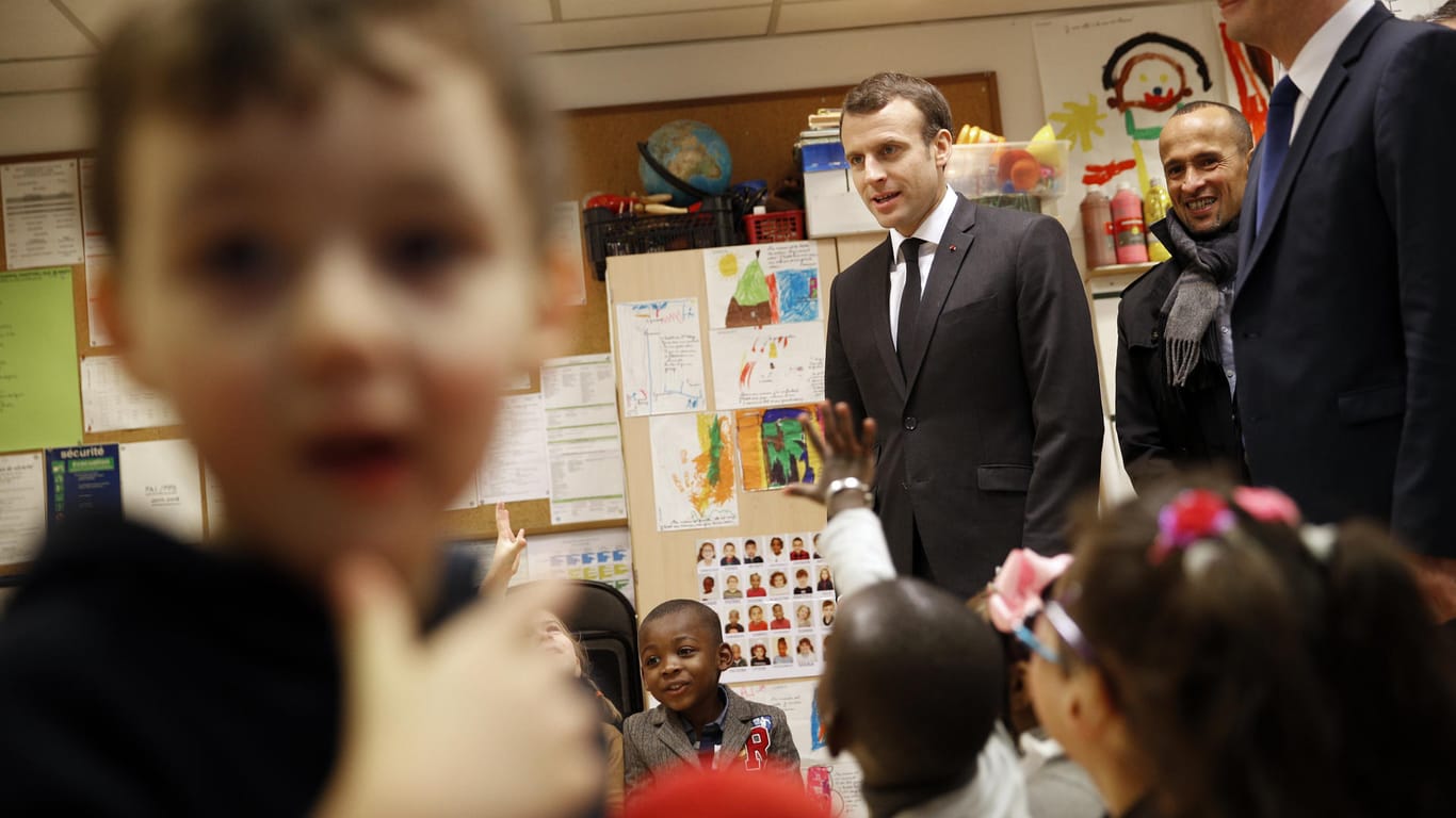 Frankreichs Präsident Emmanuel Macron in einer Vorschule: Künftig müssen Kinder in Frankreich ab dem Alter von drei Jahren eine Schule besuchen.