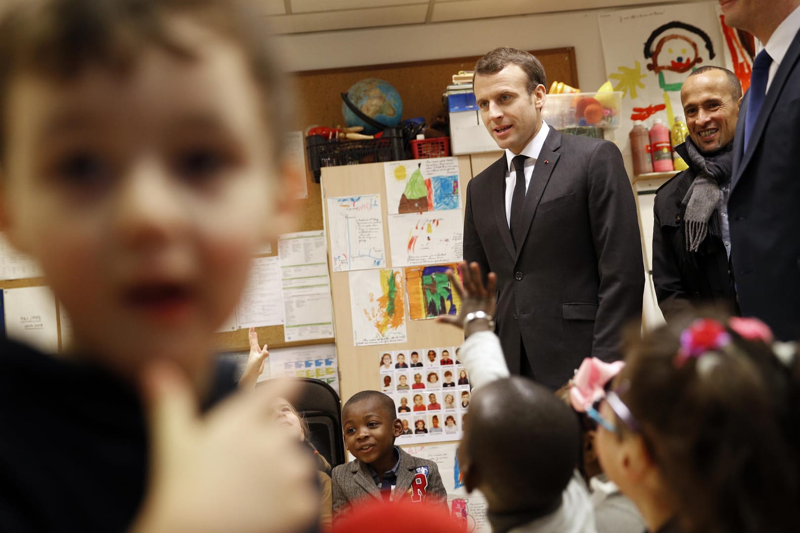 Frankreichs Präsident Emmanuel Macron in einer Vorschule: Künftig müssen Kinder in Frankreich ab dem Alter von drei Jahren eine Schule besuchen.
