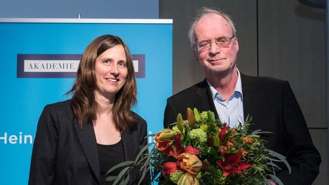 Kathrin Röggla, Vizepräsidentin der Akademie der Künste, neben dem Preisträger Christian Bommarius.