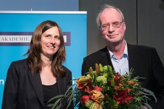 Kathrin Röggla, Vizepräsidentin der Akademie der Künste, neben dem Preisträger Christian Bommarius.