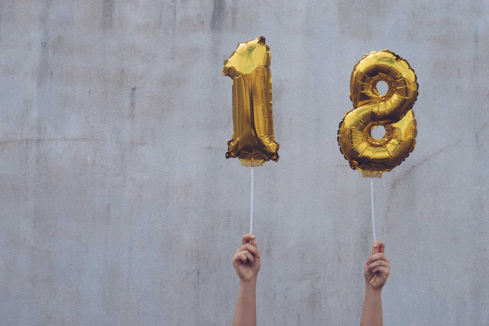 Hände halten 18er Ballons: Kinder haben den Anspruch auf finanzielle Unterstützung für die erste Ausbildung oder das erste Studium. Hände halten 18er Ballons: Kinder haben den Anspruch auf finanzielle Unterstützung für die erste Ausbildung oder das erste Studium.