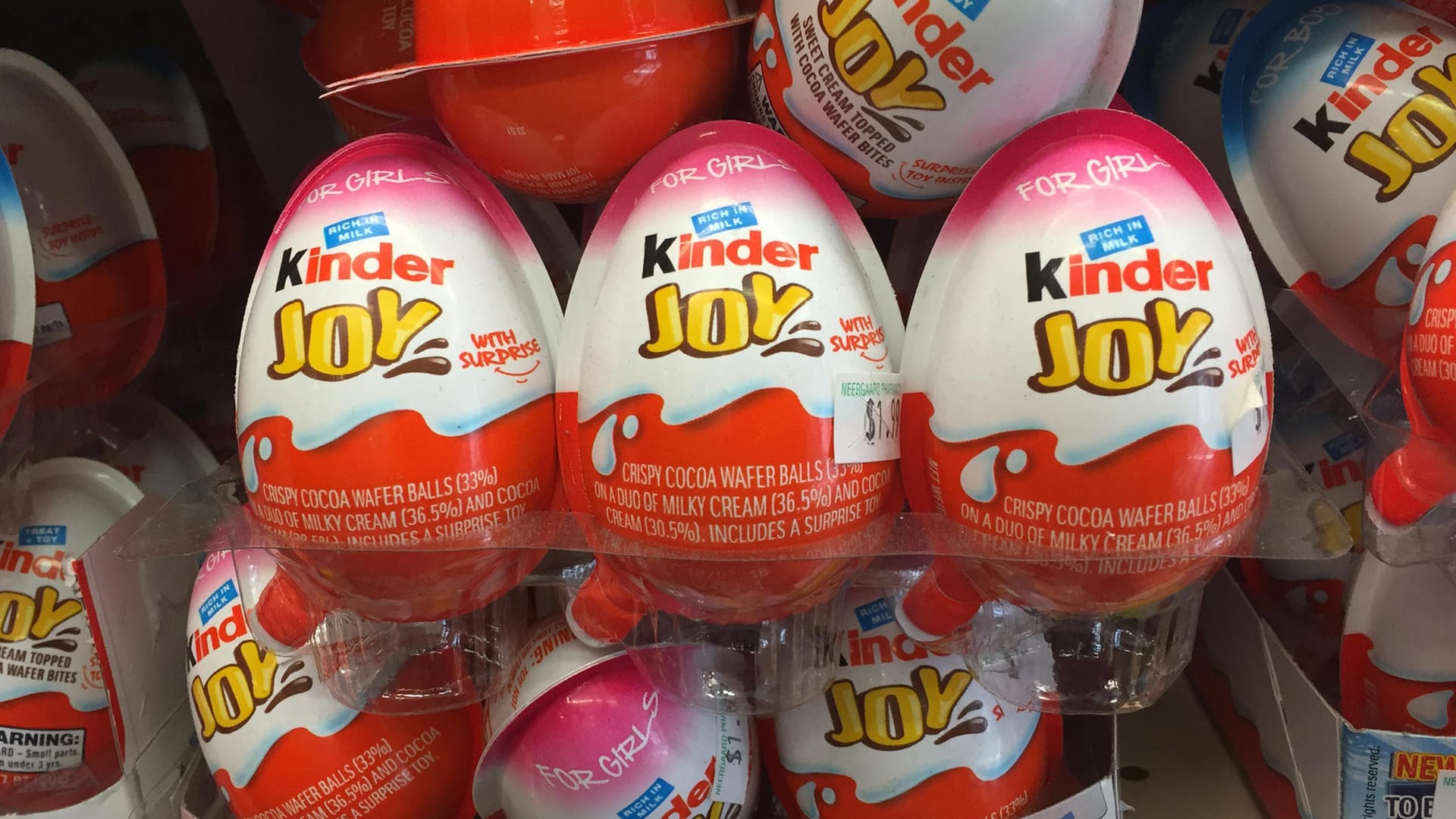 "Kinder Joy" von Ferrero: Das Plastikei mit Schokofüllung in der einen, und Spielzeug in der anderen Hälfte ist in den USA genehmigt und absolut legal.