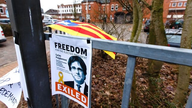 Solidaritätsbekundungen für Carles Puigdemont vor der Justizvollzugsanstalt Neumünster. Solidaritätsbekundungen für Carles Puigdemont vor der Justizvollzugsanstalt Neumünster.