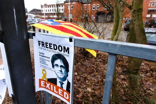 Solidaritätsbekundungen für Carles Puigdemont vor der Justizvollzugsanstalt Neumünster.