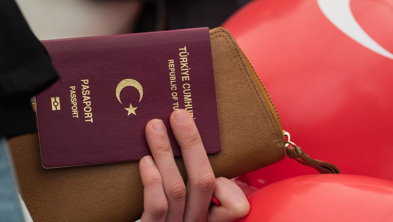Eine Frau mit einem türkischen Pass in Frankfurt am Main (Hessen).