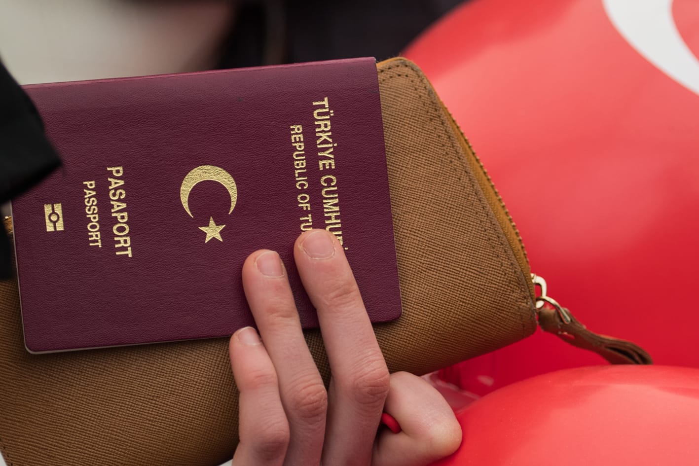 Eine Frau mit einem türkischen Pass in Frankfurt am Main (Hessen).