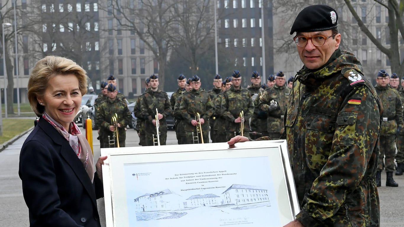 Ursula von der Leyen in Hannover: Bundeswehr-Kasernen sollen künftig auch nach Soldaten benannt werden, die im Ausland gefallen sind.