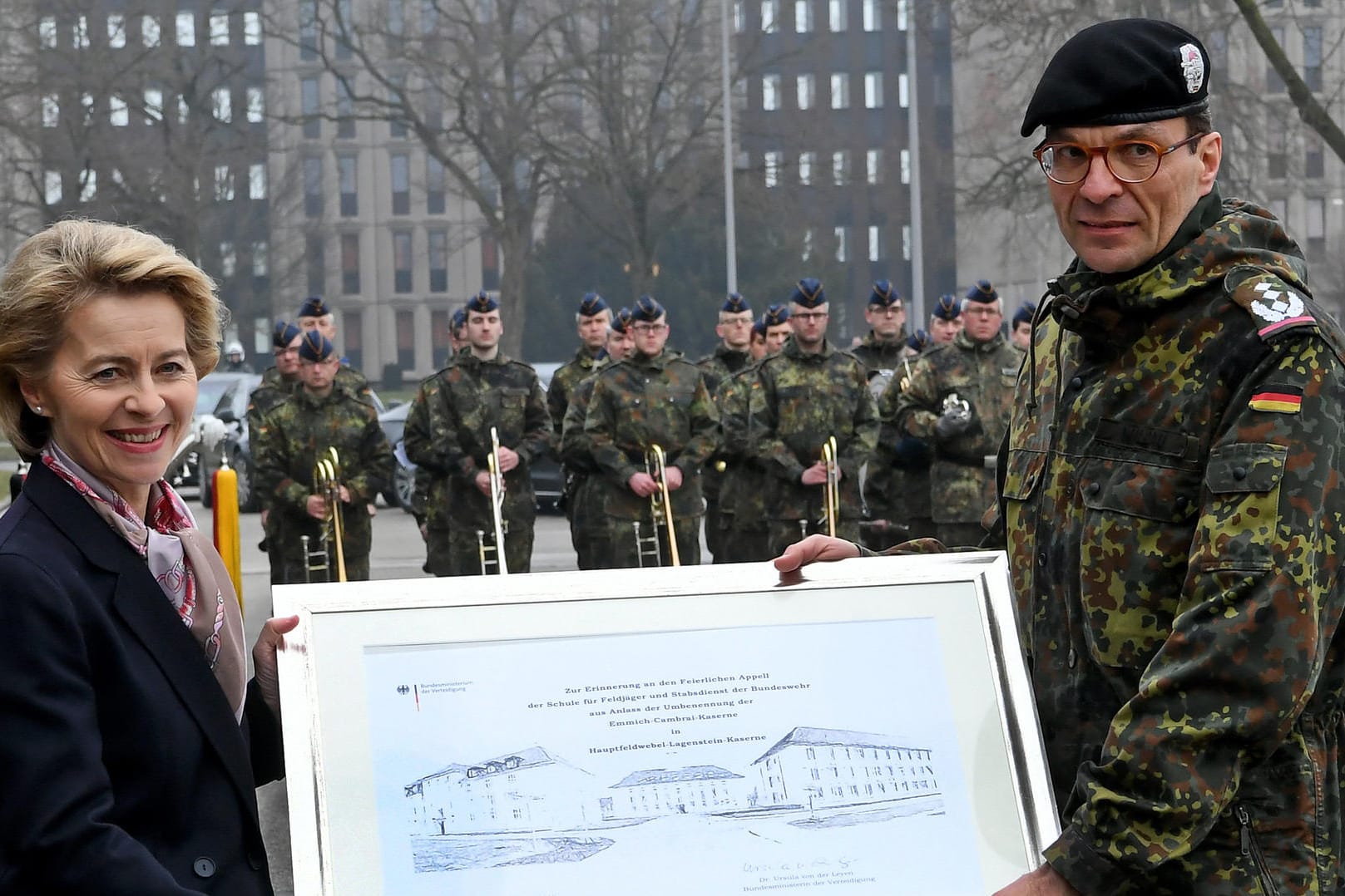 Ursula von der Leyen in Hannover: Bundeswehr-Kasernen sollen künftig auch nach Soldaten benannt werden, die im Ausland gefallen sind.