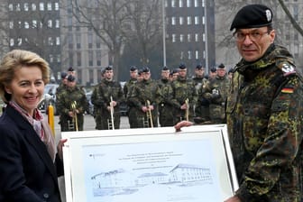 Ursula von der Leyen in Hannover: Bundeswehr-Kasernen sollen künftig auch nach Soldaten benannt werden, die im Ausland gefallen sind.