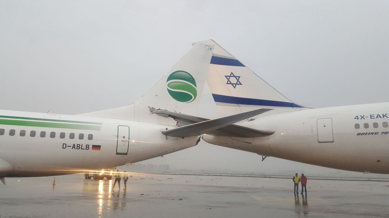 Die beiden ineinander verkeilten Flugzeuge auf dem Flughafen von Tel Aviv.