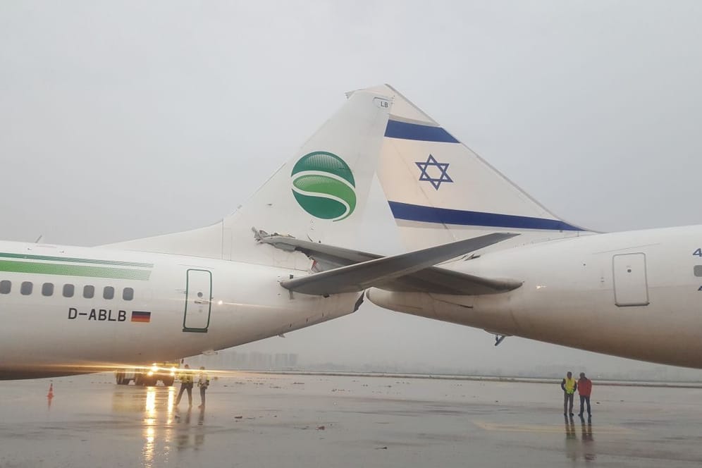 Die beiden ineinander verkeilten Flugzeuge auf dem Flughafen von Tel Aviv.