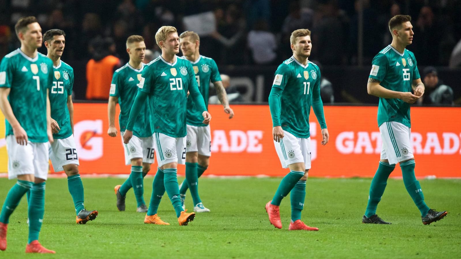 Enttäuschung nach dem 0:1 gegen Brasilien: Deutschlands Julian Draxler (v.l.), Lars Stindl, Joshua Kimmich, Julian Brandt, Toni Kroos, Timo Werner, Niklas Süle. Nicht alle konnten die Chance nutzen, die Löw ihnen geboten hat.