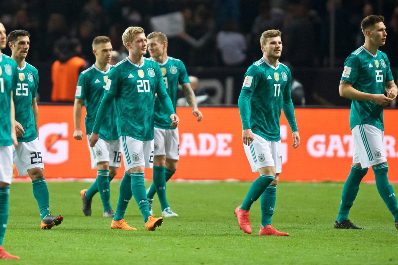 Enttäuschung nach dem 0:1 gegen Brasilien: Deutschlands Julian Draxler (v.l.), Lars Stindl, Joshua Kimmich, Julian Brandt, Toni Kroos, Timo Werner, Niklas Süle. Nicht alle konnten die Chance nutzen, die Löw ihnen geboten hat.