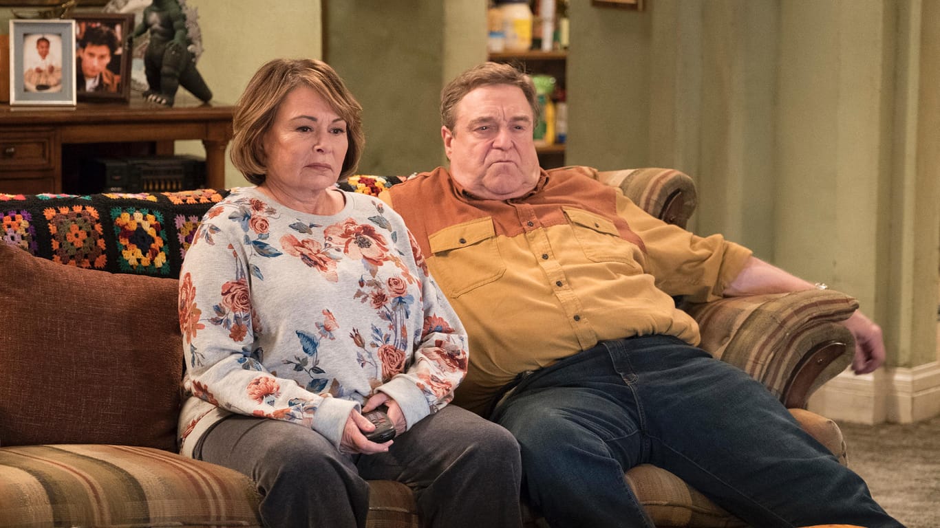 Die Eltern der Familie Coner: Roseanne und Daniel sitzen auf der Couch.