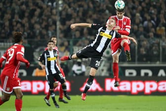 Bayern-Niederlage im Hinspiel: Bereits Ende November standen sich Gladbach und der FCB in dieser Bundesligasaison gegenüber. Damals gewann die Borussia um Matthias Ginter (M.) mit 2:1.